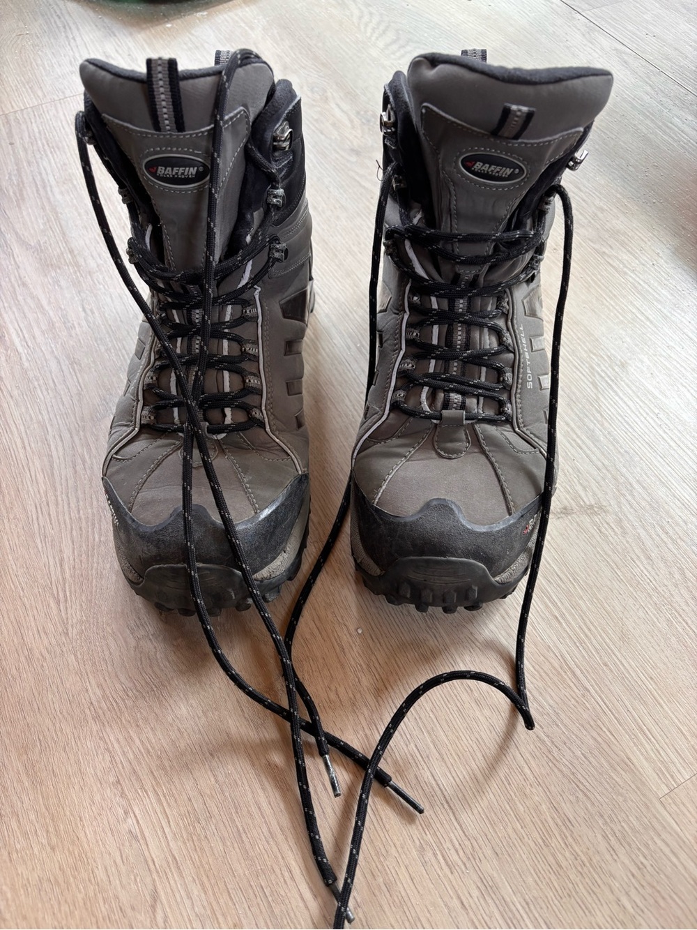 Baffin men’s winter sports hiking boots.